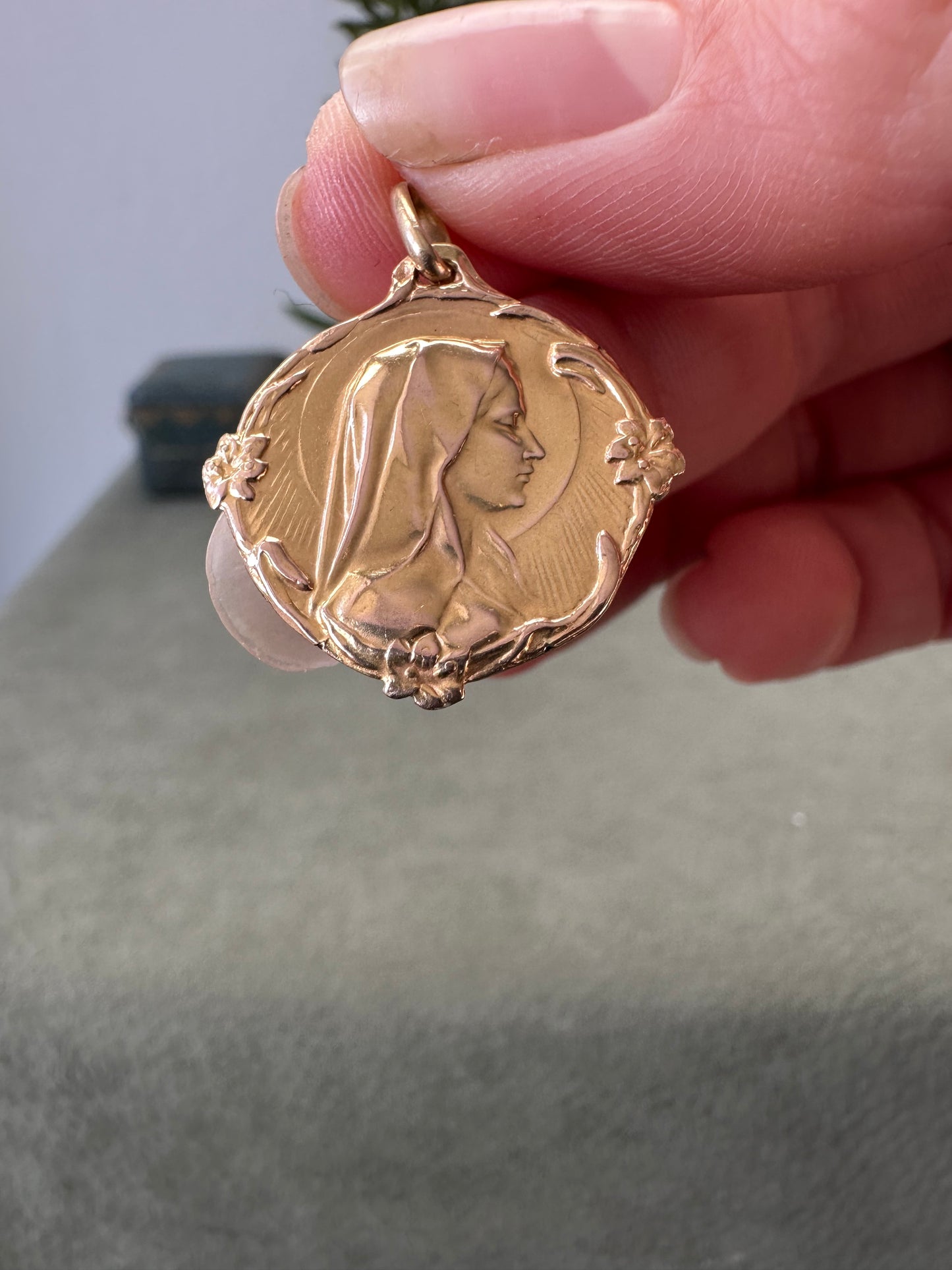 Art Nouveau 18K Gold Mary Pendant