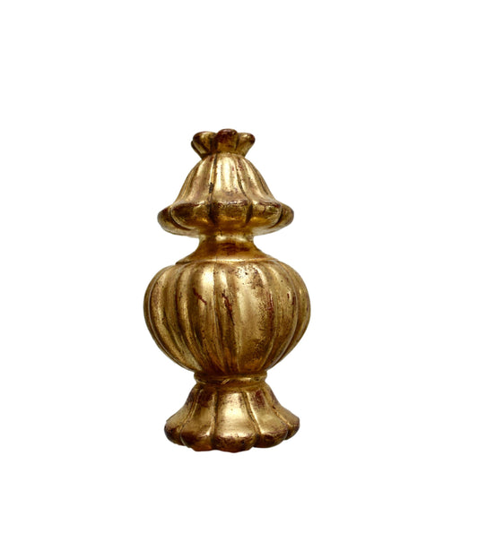 Embout d'escalier en bois doré