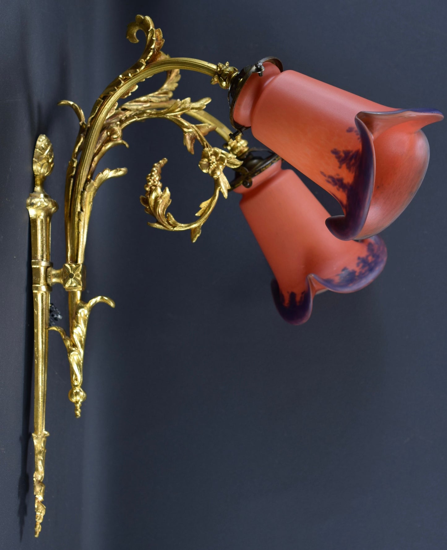 Grande applique murale jumelle en bronze
