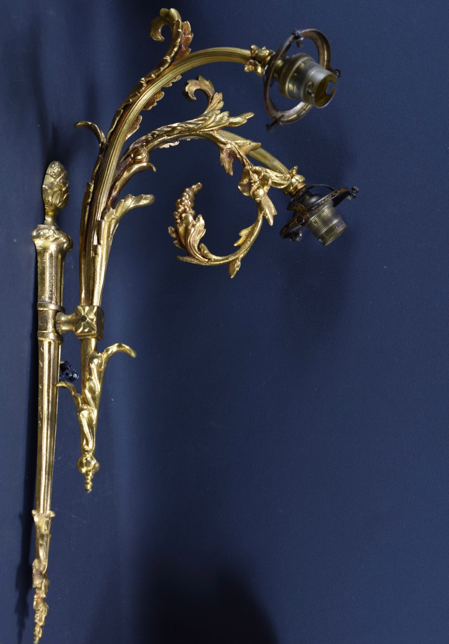 Grande applique murale jumelle en bronze
