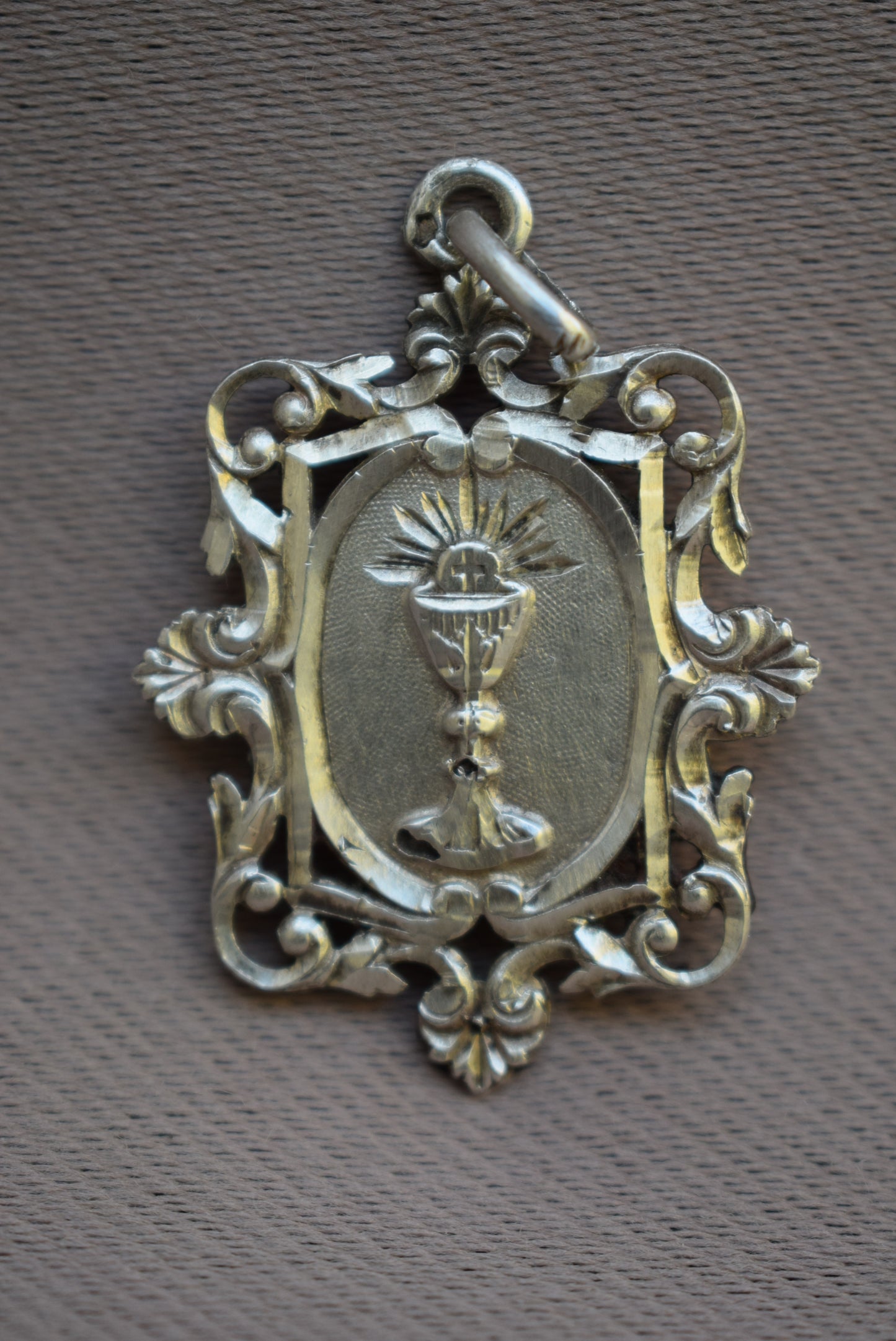 Communion Pendant - Charmantiques