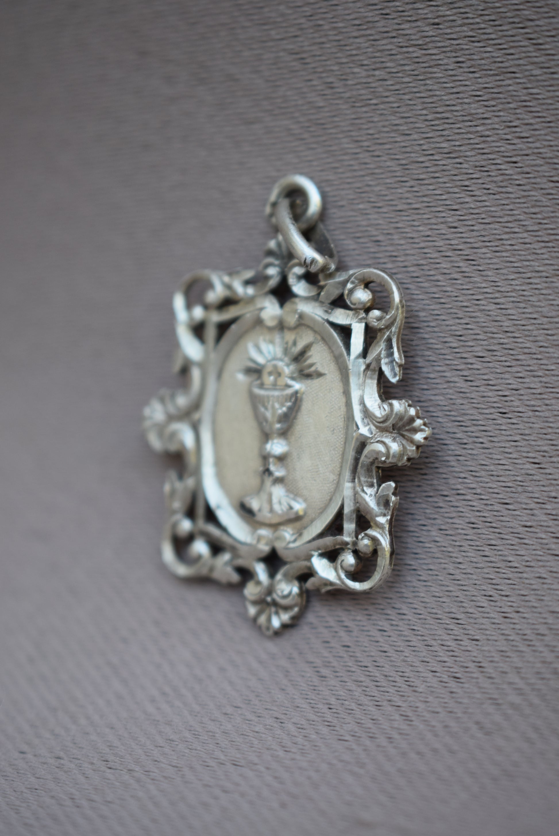 Communion Pendant - Charmantiques