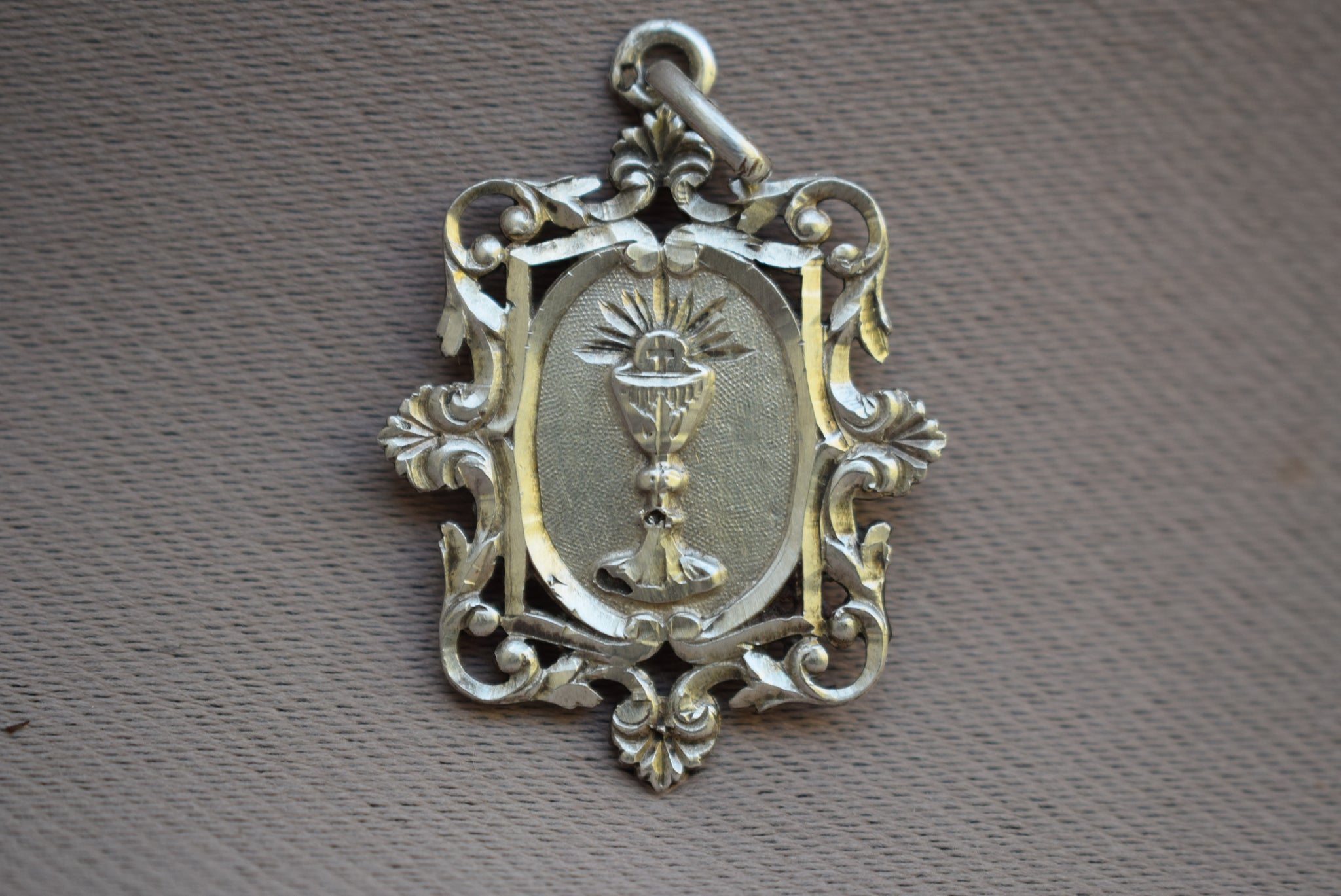 Communion Pendant - Charmantiques