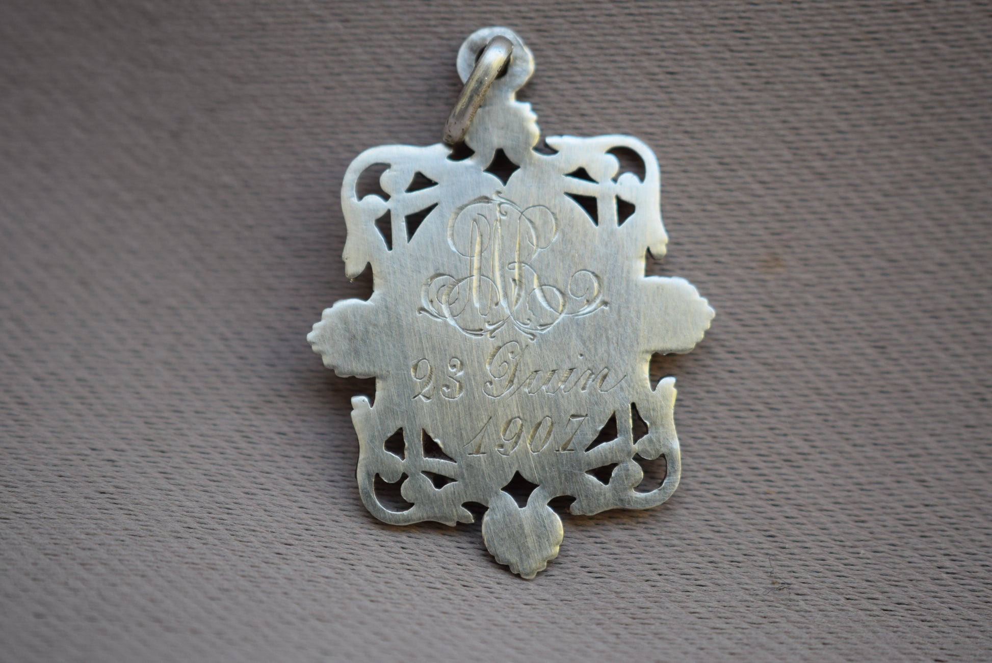 Communion Pendant - Charmantiques