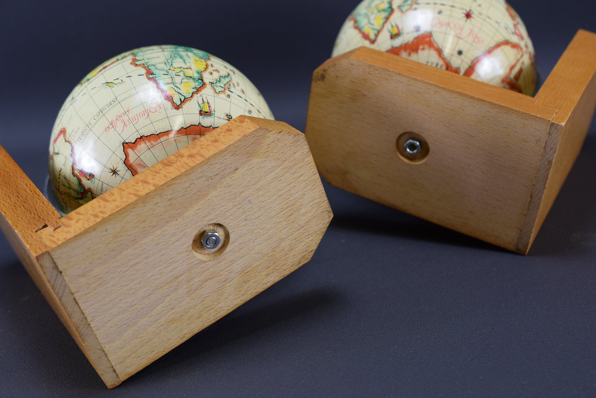 World Globe Bookends by Jouets Mont blanc