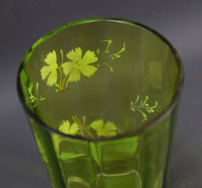 Gobelet en verre vert émaillé