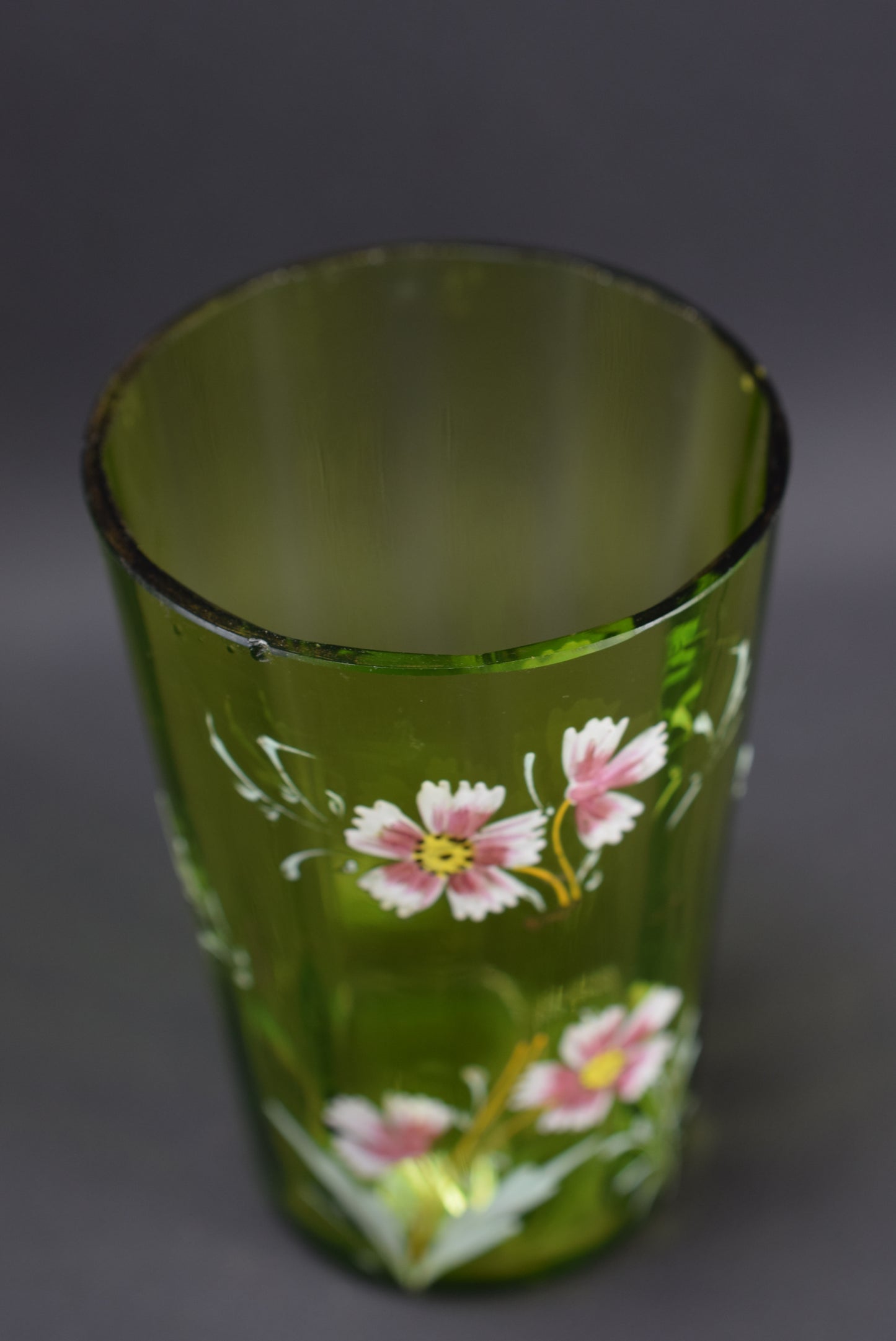 Gobelet en verre vert émaillé