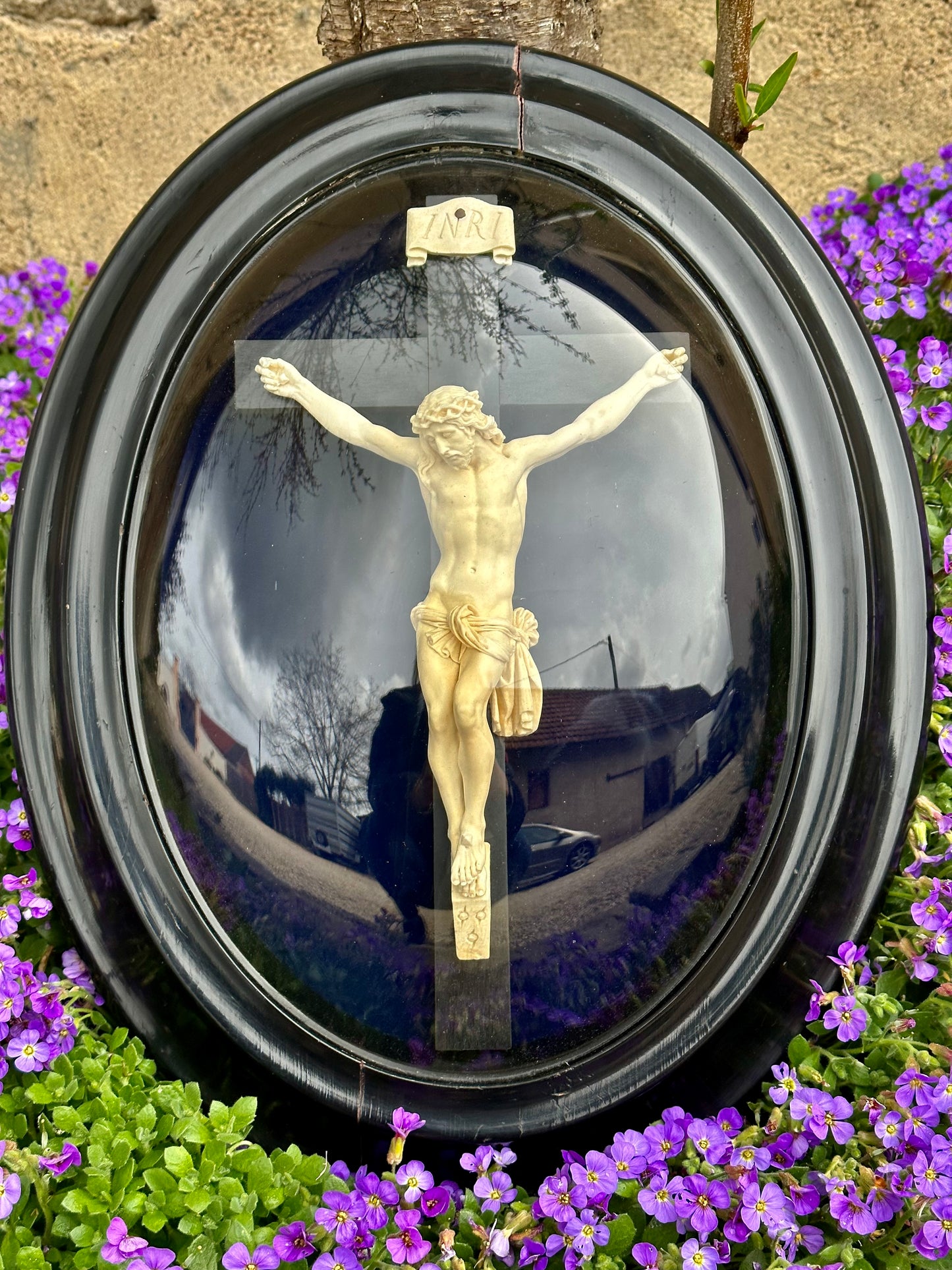 Crucifix 16" sous verre